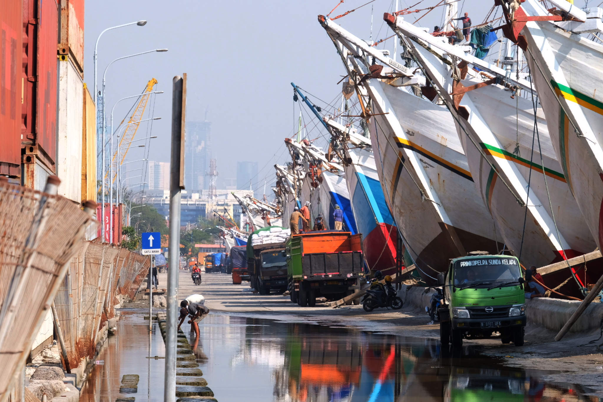 <p>Sejumlah kapal muatan barang bersandar di dermaga Pelabuhan Sunda Kelapa, Jakarta, Rabu, 19 Mei 2021. Foto: Ismail Pohan/TrenAsia</p>
