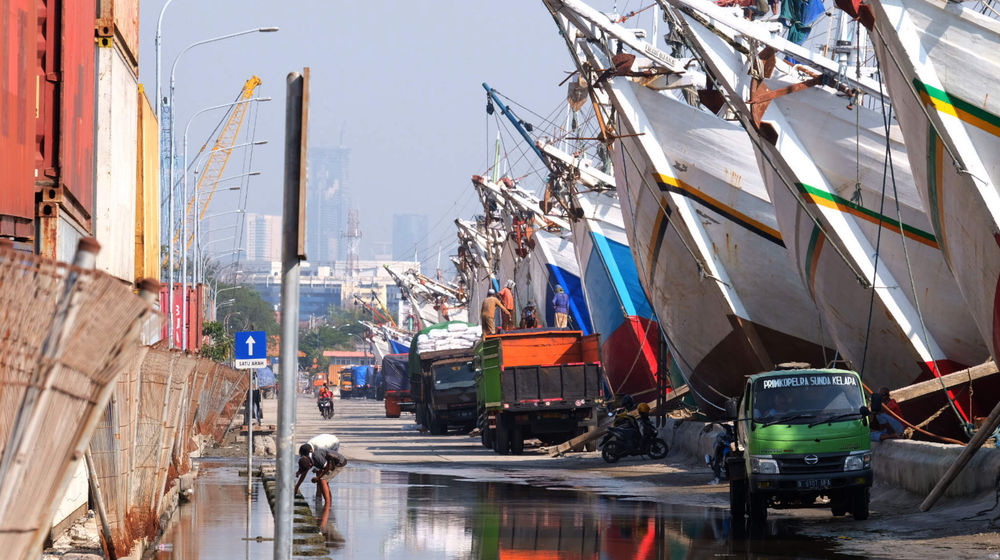 <p>Sejumlah kapal muatan barang bersandar di dermaga Pelabuhan Sunda Kelapa, Jakarta, Rabu, 19 Mei 2021. Foto: Ismail Pohan/TrenAsia</p>