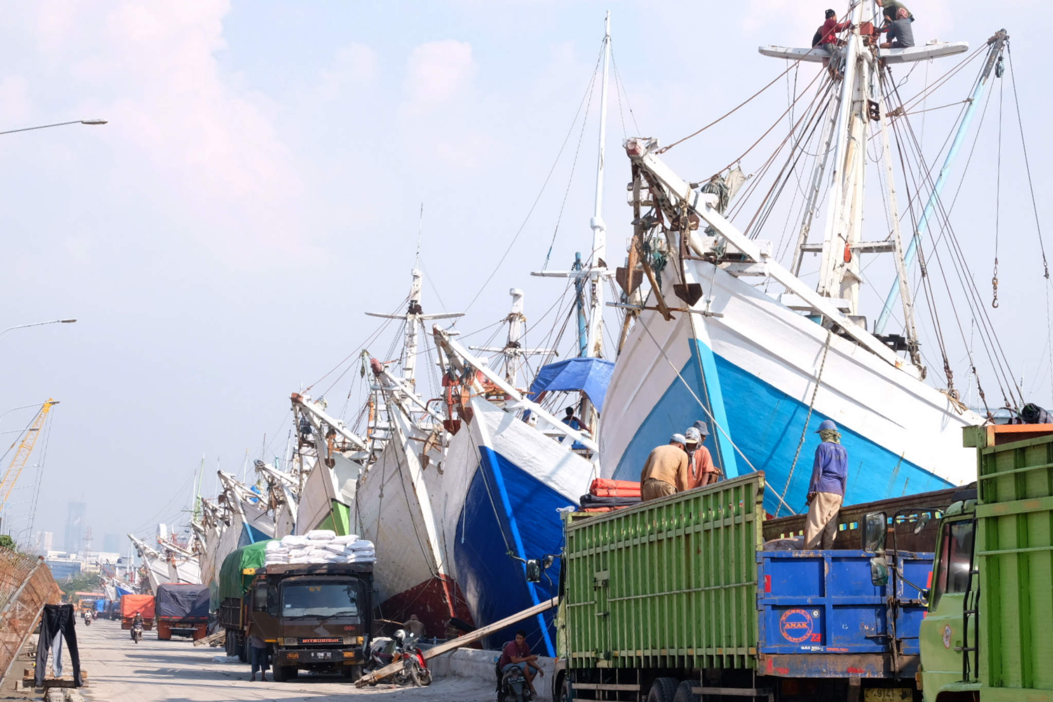 <p>Aktivitas bongkar muat kapal muatan barang di dermaga Pelabuhan Sunda Kelapa, Jakarta, Rabu, 19 Mei 2021. Foto: Ismail Pohan/TrenAsia</p>
