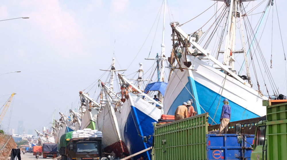 <p>Aktivitas bongkar muat kapal muatan barang di dermaga Pelabuhan Sunda Kelapa, Jakarta, Rabu, 19 Mei 2021. Foto: Ismail Pohan/TrenAsia</p>
