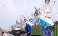 <p>Aktivitas bongkar muat kapal muatan barang di dermaga Pelabuhan Sunda Kelapa, Jakarta, Rabu, 19 Mei 2021. Foto: Ismail Pohan/TrenAsia</p>
