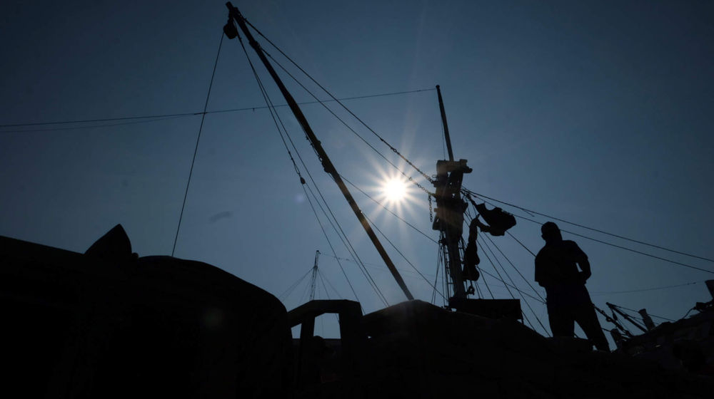<p>Aktivitas bongkar muat kapal muatan barang di dermaga Pelabuhan Sunda Kelapa, Jakarta, Rabu, 19 Mei 2021. Foto: Ismail Pohan/TrenAsia</p>
