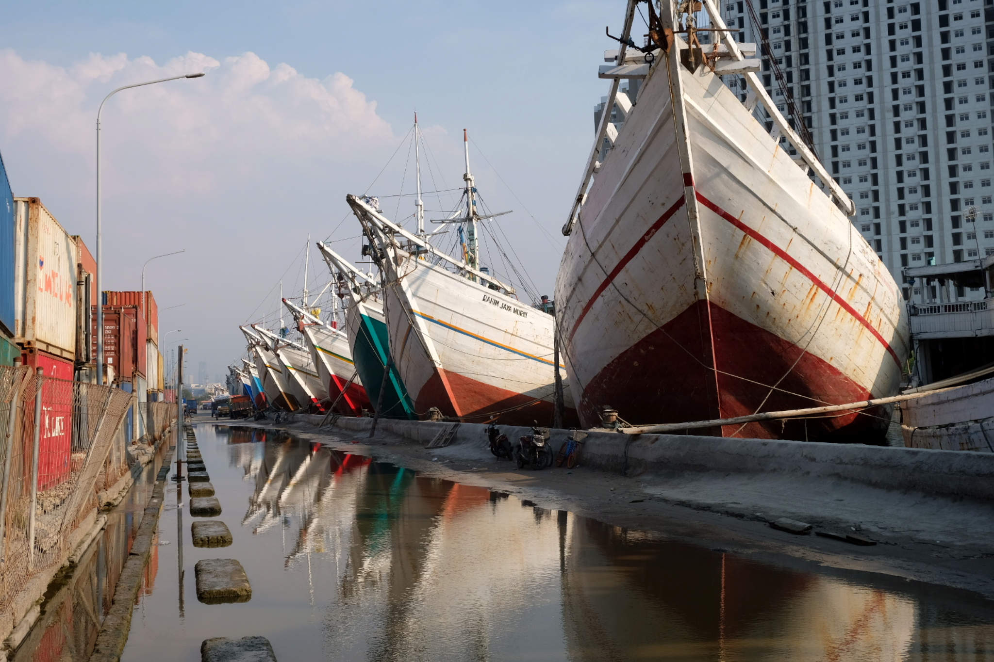 <p>Sejumlah kapal muatan barang bersandar di dermaga Pelabuhan Sunda Kelapa, Jakarta, Rabu, 19 Mei 2021. Foto: Ismail Pohan/TrenAsia</p>
