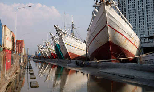 <p>Sejumlah kapal muatan barang bersandar di dermaga Pelabuhan Sunda Kelapa, Jakarta, Rabu, 19 Mei 2021. Foto: Ismail Pohan/TrenAsia</p>
