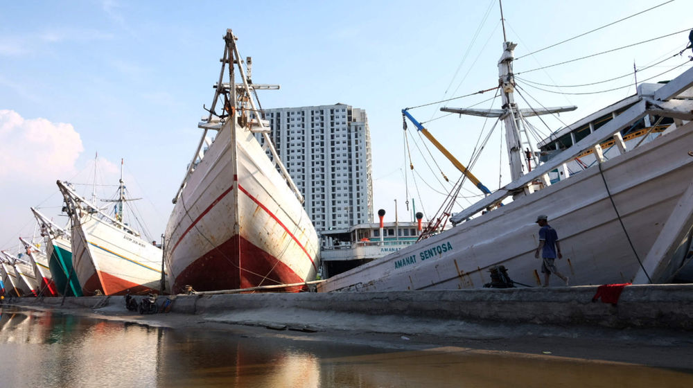 <p>Sejumlah kapal muatan barang bersandar di dermaga Pelabuhan Sunda Kelapa, Jakarta, Rabu, 19 Mei 2021. Foto: Ismail Pohan/TrenAsia</p>
