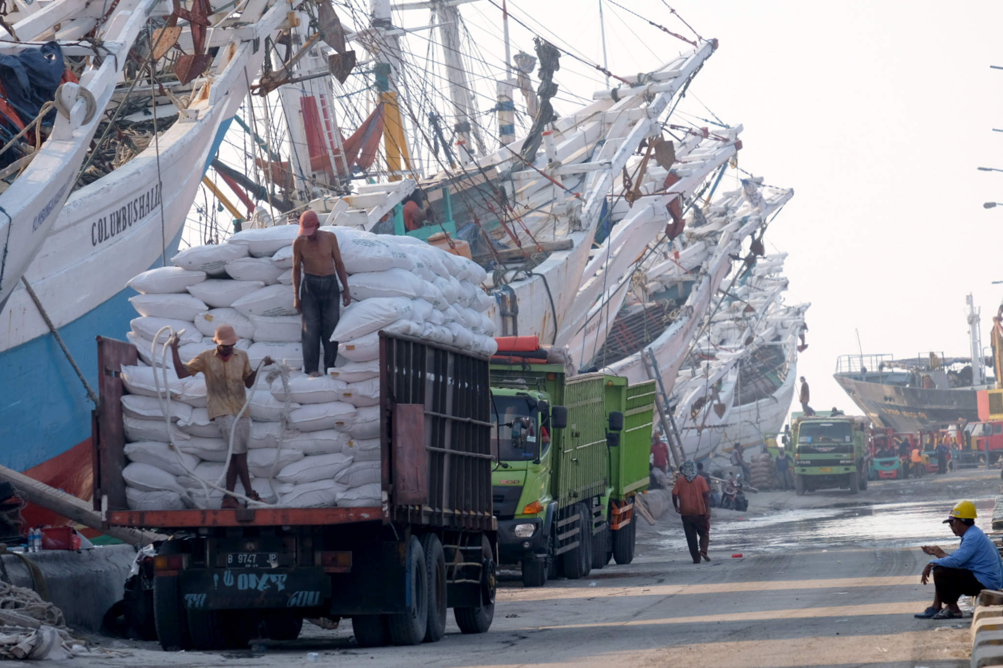 <p>Aktivitas bongkar muat kapal muatan barang di dermaga Pelabuhan Sunda Kelapa, Jakarta, Rabu, 19 Mei 2021. Foto: Ismail Pohan/TrenAsia</p>
