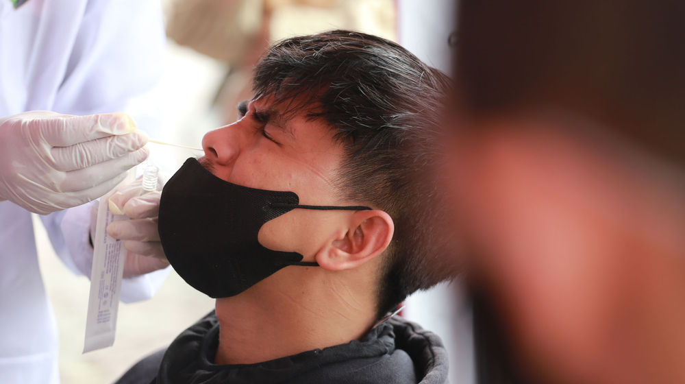 <p>Petugas medis melakukan tes Antigen bagi pemudik di Pos Pengamanan Arus Balik Jatiuwung, Kota Tangerang, Minggu 16 Mei 2021. Tes tersebut dilakukan secara acak kepada pemudik yang akan kembali ke arah Jakarta guna meminimalisir penyebaran COVID-19. Foto : Panji Asmoro/TrenAsia</p>
