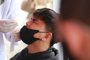 <p>Petugas medis melakukan tes Antigen bagi pemudik di Pos Pengamanan Arus Balik Jatiuwung, Kota Tangerang, Minggu 16 Mei 2021. Tes tersebut dilakukan secara acak kepada pemudik yang akan kembali ke arah Jakarta guna meminimalisir penyebaran COVID-19. Foto : Panji Asmoro/TrenAsia</p>
