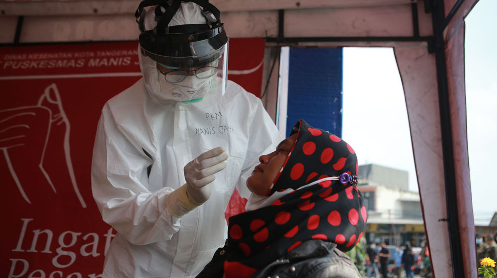 <p>Petugas medis melakukan tes Antigen bagi pemudik di Pos Pengamanan Arus Balik Jatiuwung, Kota Tangerang, Minggu 16 Mei 2021. Tes tersebut dilakukan secara acak kepada pemudik yang akan kembali ke arah Jakarta guna meminimalisir penyebaran COVID-19. Foto : Panji Asmoro/TrenAsia</p>
