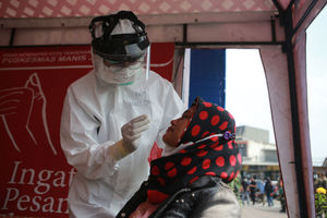 <p>Petugas medis melakukan tes Antigen bagi pemudik di Pos Pengamanan Arus Balik Jatiuwung, Kota Tangerang, Minggu 16 Mei 2021. Tes tersebut dilakukan secara acak kepada pemudik yang akan kembali ke arah Jakarta guna meminimalisir penyebaran COVID-19. Foto : Panji Asmoro/TrenAsia</p>
