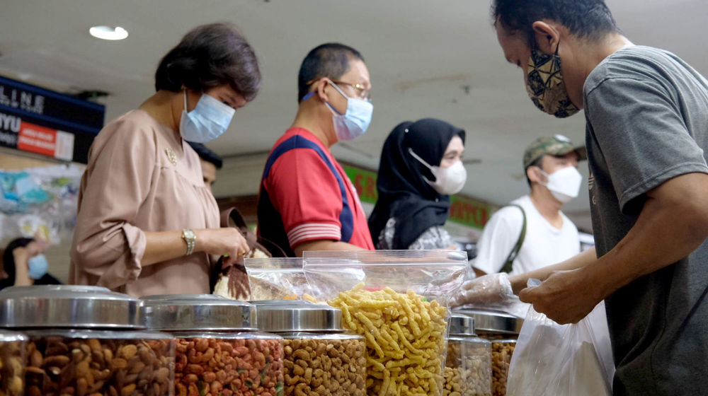 <p>Warga memilih kue kering di kios pedagang Pasar Mayestik, Jakarta Selatan, Senin, 3 Mei 2021. Foto: Ismail Pohan/TrenAsia</p>
