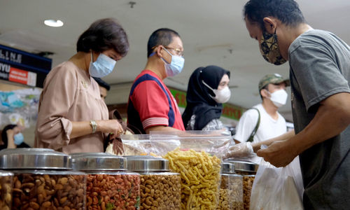 <p>Warga memilih kue kering di kios pedagang Pasar Mayestik, Jakarta Selatan, Senin, 3 Mei 2021. Foto: Ismail Pohan/TrenAsia</p>
