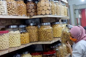 <p>Pedagang menata kue kering di kiosnya Pasar Mayestik, Jakarta Selatan, Senin, 3 Mei 2021. Foto: Ismail Pohan/TrenAsia</p>
