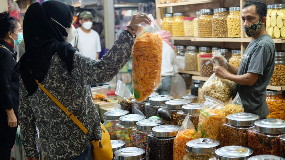 <p>Warga memilih kue kering di kios pedagang Pasar Mayestik, Jakarta Selatan, Senin, 3 Mei 2021. Foto: Ismail Pohan/TrenAsia</p>
