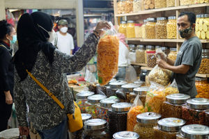 <p>Warga memilih kue kering di kios pedagang Pasar Mayestik, Jakarta Selatan, Senin, 3 Mei 2021. Foto: Ismail Pohan/TrenAsia</p>
