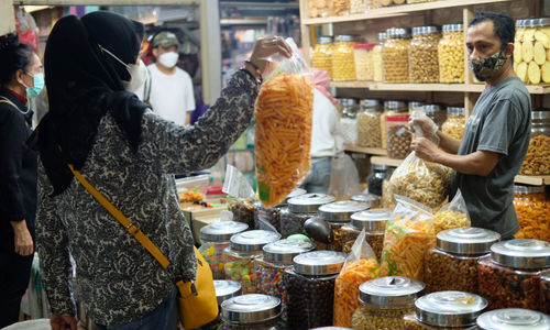 <p>Warga memilih kue kering di kios pedagang Pasar Mayestik, Jakarta Selatan, Senin, 3 Mei 2021. Foto: Ismail Pohan/TrenAsia</p>
