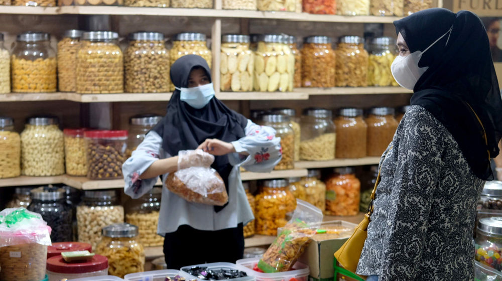 <p>Warga memilih kue kering di kios pedagang Pasar Mayestik, Jakarta Selatan, Senin, 3 Mei 2021. Foto: Ismail Pohan/TrenAsia</p>
