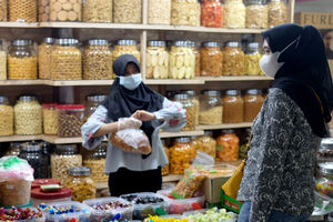 <p>Warga memilih kue kering di kios pedagang Pasar Mayestik, Jakarta Selatan, Senin, 3 Mei 2021. Foto: Ismail Pohan/TrenAsia</p>
