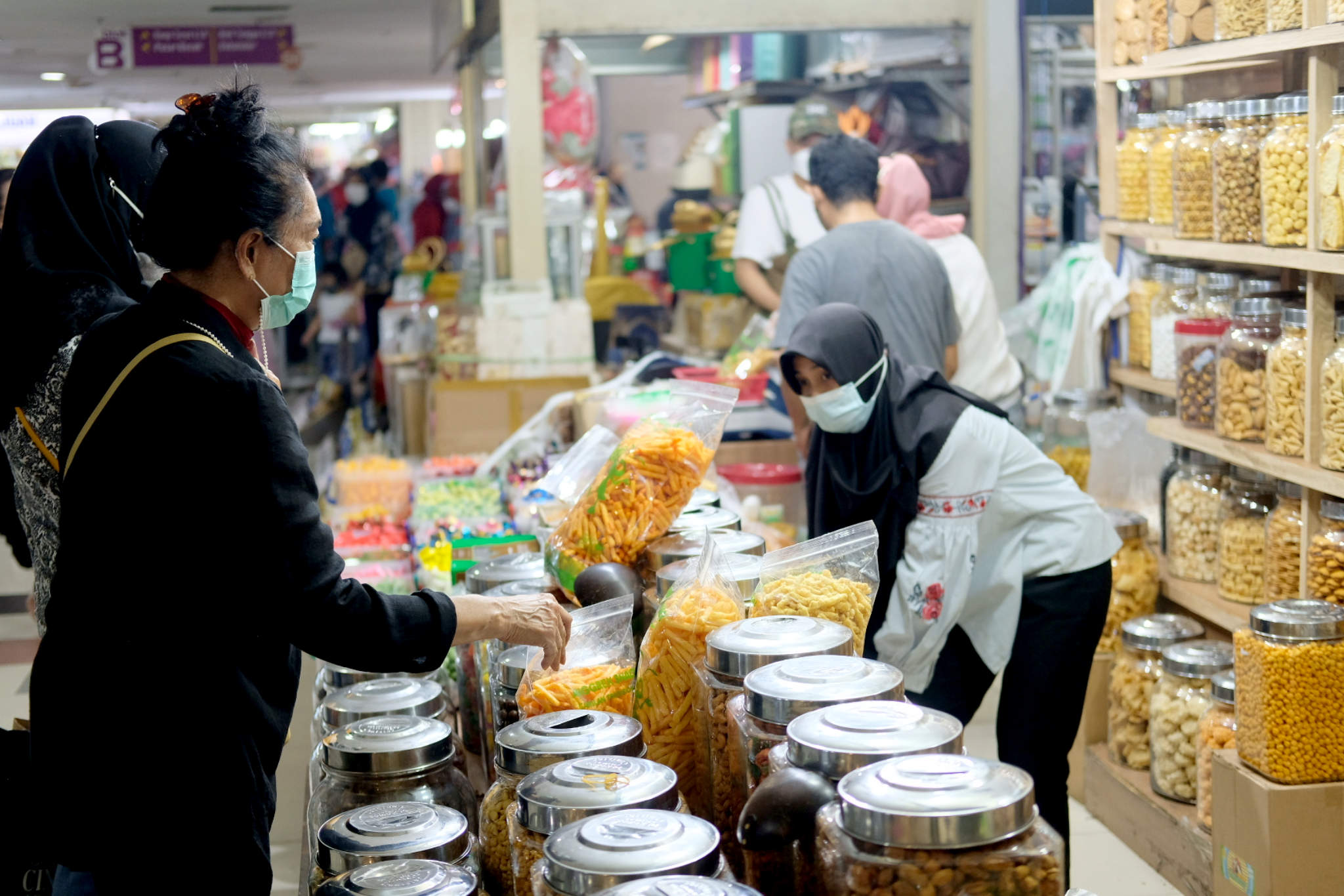 <p>Warga memilih kue kering di kios pedagang Pasar Mayestik, Jakarta Selatan, Senin, 3 Mei 2021. Foto: Ismail Pohan/TrenAsia</p>
