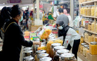 <p>Warga memilih kue kering di kios pedagang Pasar Mayestik, Jakarta Selatan, Senin, 3 Mei 2021. Foto: Ismail Pohan/TrenAsia</p>
