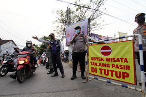 <p>Sejumlah petugas melakukan penutupan jalan menuju lokasi wisata pantai Tanjung Pasir, Kabupaten Tangerang menyusul edaran yang dikeluarkan pemerintah setempat untuk menutup wisata lokal, Minggu 16 Mei 2021. Foto : Panji Asmoro/TrenAsia</p>
