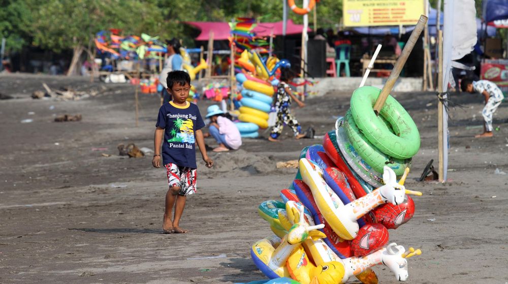 <p>Hanya nampak beberapa penduduk lokal yang masih bisa masuk di lokasi wisata pantai Tanjung Pasir, Kabupaten Tangerang menyusul edaran yang dikeluarkan pemerintah setempat untuk menutup wisata lokal, Minggu 16 Mei 2021. Foto : Panji Asmoro/TrenAsia</p>
