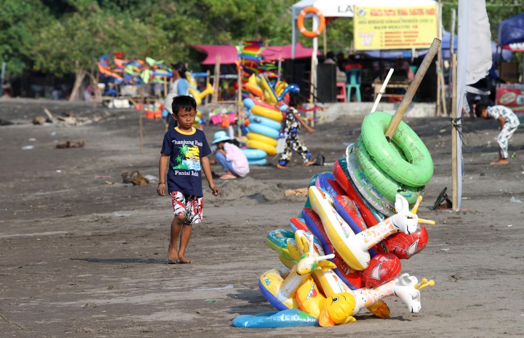 <p>Hanya nampak beberapa penduduk lokal yang masih bisa masuk di lokasi wisata pantai Tanjung Pasir, Kabupaten Tangerang menyusul edaran yang dikeluarkan pemerintah setempat untuk menutup wisata lokal, Minggu 16 Mei 2021. Foto : Panji Asmoro/TrenAsia</p>
