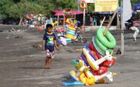 <p>Hanya nampak beberapa penduduk lokal yang masih bisa masuk di lokasi wisata pantai Tanjung Pasir, Kabupaten Tangerang menyusul edaran yang dikeluarkan pemerintah setempat untuk menutup wisata lokal, Minggu 16 Mei 2021. Foto : Panji Asmoro/TrenAsia</p>
