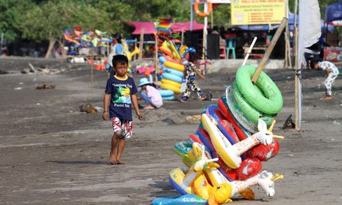 <p>Hanya nampak beberapa penduduk lokal yang masih bisa masuk di lokasi wisata pantai Tanjung Pasir, Kabupaten Tangerang menyusul edaran yang dikeluarkan pemerintah setempat untuk menutup wisata lokal, Minggu 16 Mei 2021. Foto : Panji Asmoro/TrenAsia</p>
