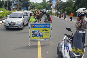 <p>Sejumlah petugas gabungan kepolisian,TNI dan Satpol PP  tengah melakukan penyekatan menuju jalur wisata Puncak Bogor, Sabtu 15 Mei 2021. Foto : Panji Asmoro/TrenAsia</p>
