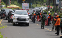 <p>Sejumlah petugas gabungan kepolisian,TNI dan Satpol PP  tengah melakukan penyekatan menuju jalur wisata Puncak Bogor, Sabtu 15 Mei 2021. Foto : Panji Asmoro/TrenAsia</p>
