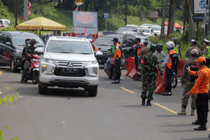 <p>Sejumlah petugas gabungan kepolisian,TNI dan Satpol PP  tengah melakukan penyekatan menuju jalur wisata Puncak Bogor, Sabtu 15 Mei 2021. Foto : Panji Asmoro/TrenAsia</p>
