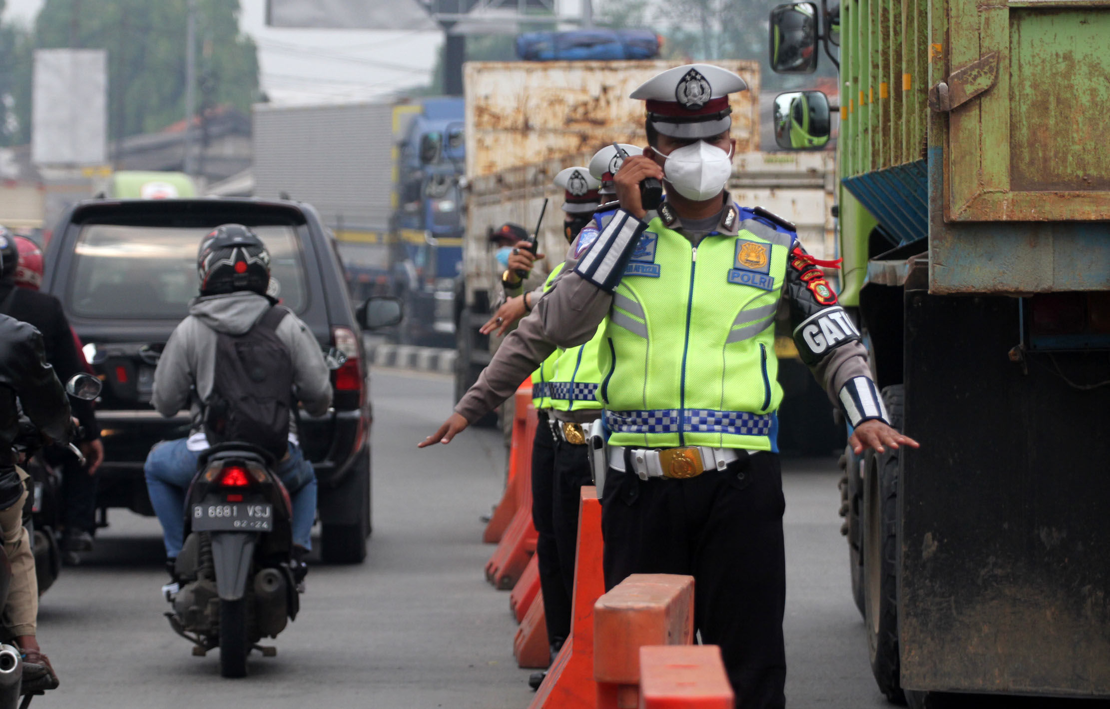<p>Sejumlah petugas gabung dari Kepolisian,TNI dan aparat terkait tengah melakukan penyekatan di kawasan Jatake dan gerbang tol Cikupa Kabupaten Tangerang dalam rangka penerapan larangan mudik , Jumat 8 Mei 2021. Foto : Panji Asmoro/TrenAsia</p>
