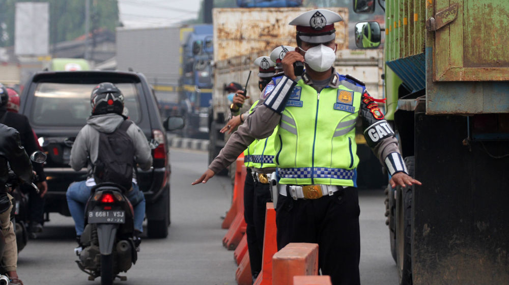 <p>Sejumlah petugas gabung dari Kepolisian,TNI dan aparat terkait tengah melakukan penyekatan di kawasan Jatake dan gerbang tol Cikupa Kabupaten Tangerang dalam rangka penerapan larangan mudik , Jumat 8 Mei 2021. Foto : Panji Asmoro/TrenAsia</p>
