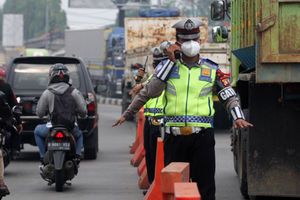 <p>Sejumlah petugas gabung dari Kepolisian,TNI dan aparat terkait tengah melakukan penyekatan di kawasan Jatake dan gerbang tol Cikupa Kabupaten Tangerang dalam rangka penerapan larangan mudik , Jumat 8 Mei 2021. Foto : Panji Asmoro/TrenAsia</p>
