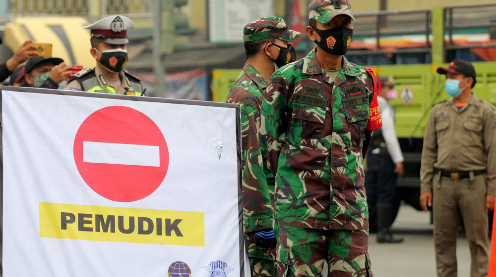 <p>Sejumlah petugas gabung dari Kepolisian,TNI dan aparat terkait tengah melakukan penyekatan di kawasan Jatake dan gerbang tol Cikupa Kabupaten Tangerang dalam rangka penerapan larangan mudik , Jumat 8 Mei 2021. Foto : Panji Asmoro/TrenAsia</p>
