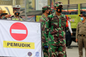 <p>Sejumlah petugas gabung dari Kepolisian,TNI dan aparat terkait tengah melakukan penyekatan di kawasan Jatake dan gerbang tol Cikupa Kabupaten Tangerang dalam rangka penerapan larangan mudik , Jumat 8 Mei 2021. Foto : Panji Asmoro/TrenAsia</p>
