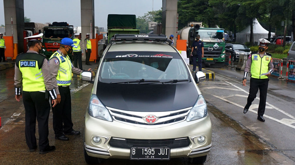 <p>Sejumlah petugas gabung dari Kepolisian,TNI dan aparat terkait tengah melakukan penyekatan di kawasan Jatake dan gerbang tol Cikupa Kabupaten Tangerang dalam rangka penerapan larangan mudik , Jumat 8 Mei 2021. Foto : Panji Asmoro/TrenAsia</p>
