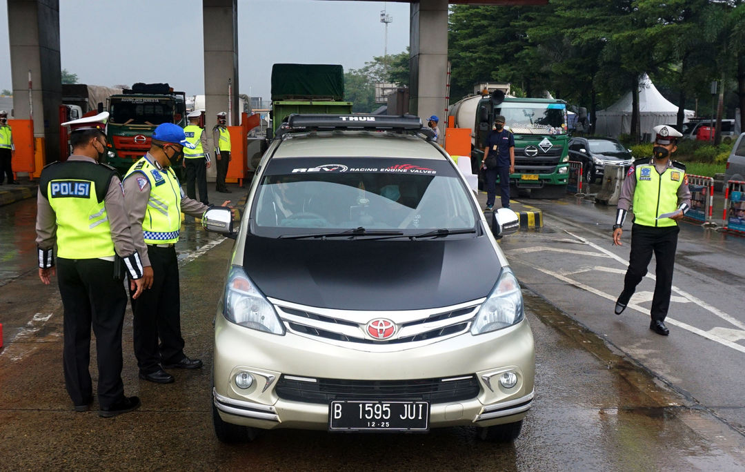 <p>Sejumlah petugas gabung dari Kepolisian,TNI dan aparat terkait tengah melakukan penyekatan di kawasan Jatake dan gerbang tol Cikupa Kabupaten Tangerang dalam rangka penerapan larangan mudik , Jumat 8 Mei 2021. Foto : Panji Asmoro/TrenAsia</p>
