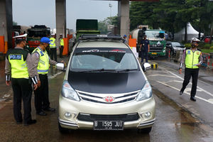 <p>Sejumlah petugas gabung dari Kepolisian,TNI dan aparat terkait tengah melakukan penyekatan di kawasan Jatake dan gerbang tol Cikupa Kabupaten Tangerang dalam rangka penerapan larangan mudik , Jumat 8 Mei 2021. Foto : Panji Asmoro/TrenAsia</p>
