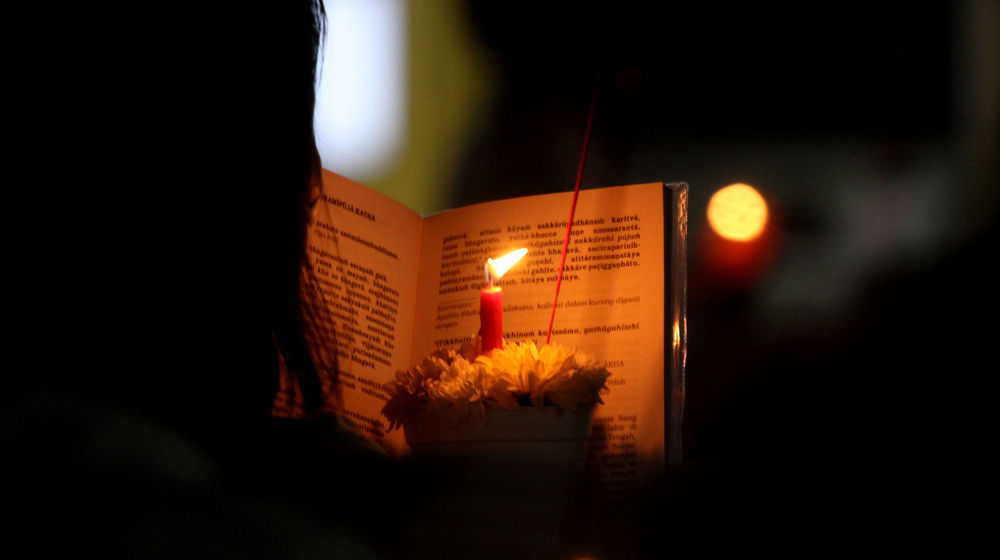 <p>Nampak sejumlah umat Budha tengah melakukan ibadah Hari Raya Waisak 2565 BE di Vihara Dharmala Gerendeng Pulo Kota Tangerang, Rabu 26 Mei 2021. Foto : Panji Asmoro/TrenAsia</p>
