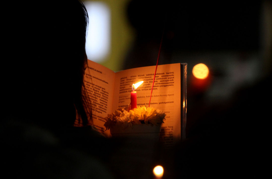 <p>Nampak sejumlah umat Budha tengah melakukan ibadah Hari Raya Waisak 2565 BE di Vihara Dharmala Gerendeng Pulo Kota Tangerang, Rabu 26 Mei 2021. Foto : Panji Asmoro/TrenAsia</p>

