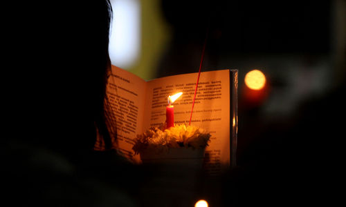 <p>Nampak sejumlah umat Budha tengah melakukan ibadah Hari Raya Waisak 2565 BE di Vihara Dharmala Gerendeng Pulo Kota Tangerang, Rabu 26 Mei 2021. Foto : Panji Asmoro/TrenAsia</p>

