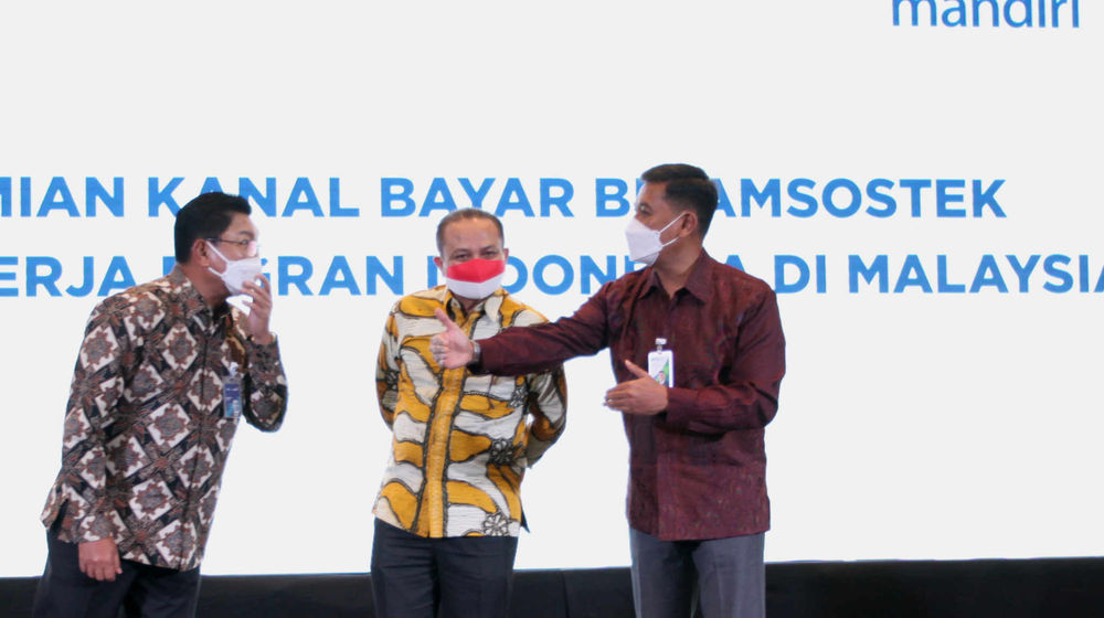 <p>Direktur Utama BPJAMSOSTEK, Anggoro Eko Cahyo (kanan), Direktur Utama Bank Mandiri, Darmawan Junaidi (kiri), dan Sekretaris Utama Badan Pelindungan Pekerja Migran Indonesia (BP2MI), Tatang Budie Utama Razak (tengah) berbincang usai meresmikan kanal pembayaran iuran BPJAMSOSTEK untuk PMI Malaysia di Jakarta, Kamis, 27 Mei 2021. Foto: Ismail Pohan/TrenAsia</p>
