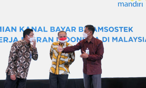 <p>Direktur Utama BPJAMSOSTEK, Anggoro Eko Cahyo (kanan), Direktur Utama Bank Mandiri, Darmawan Junaidi (kiri), dan Sekretaris Utama Badan Pelindungan Pekerja Migran Indonesia (BP2MI), Tatang Budie Utama Razak (tengah) berbincang usai meresmikan kanal pembayaran iuran BPJAMSOSTEK untuk PMI Malaysia di Jakarta, Kamis, 27 Mei 2021. Foto: Ismail Pohan/TrenAsia</p>
