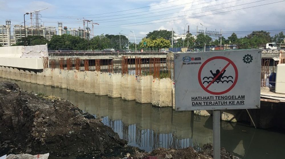 <p>Pembangunan Stasiun Pompa Ancol-Sentiong, di hilir Kali Sentiong, Jakarta Utara, dikerjakan oleh PT Wijaya Karya (Persero) Tbk – PT Jaya Konstruksi KSO dengan kontrak selama 2020-2022. Foto: Laila Ramdhini / TrenAsia</p>

