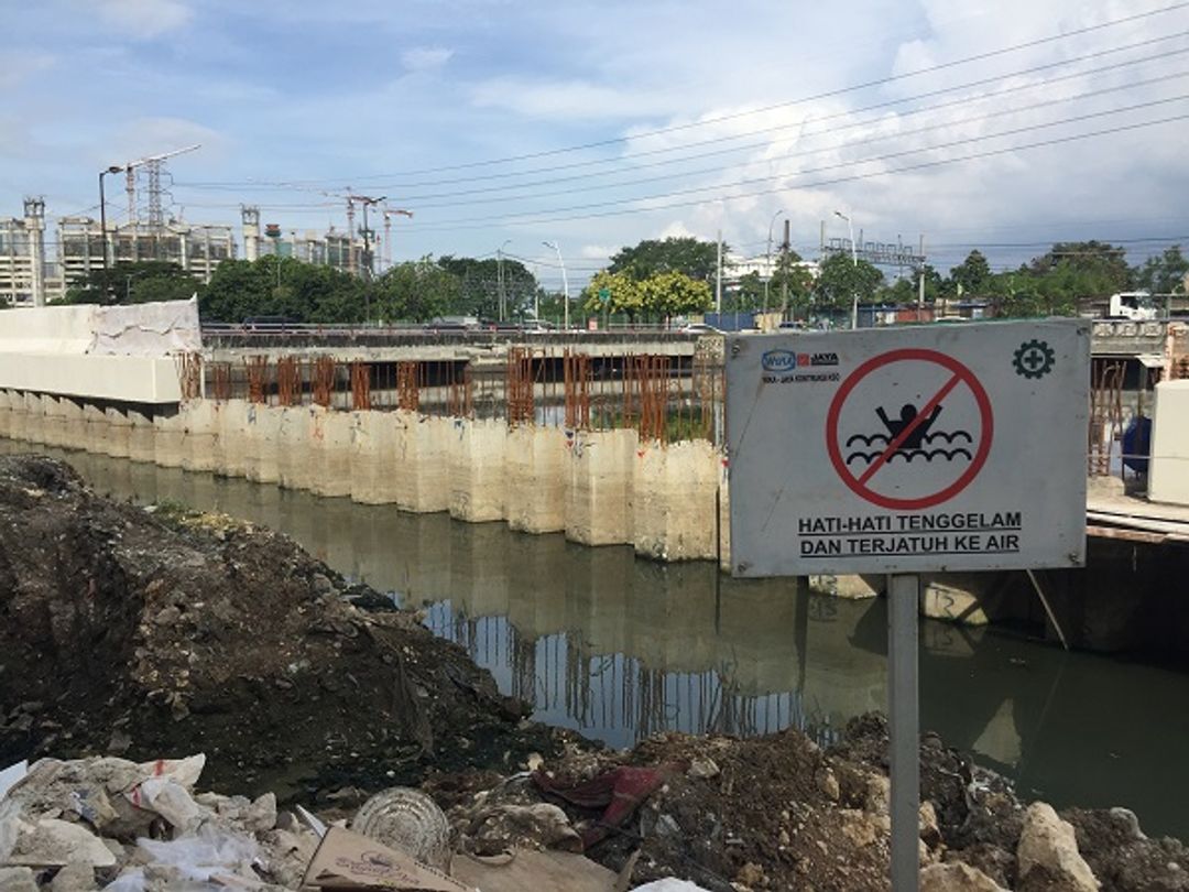 <p>Pembangunan Stasiun Pompa Ancol-Sentiong, di hilir Kali Sentiong, Jakarta Utara, dikerjakan oleh PT Wijaya Karya (Persero) Tbk – PT Jaya Konstruksi KSO dengan kontrak selama 2020-2022. Foto: Laila Ramdhini / TrenAsia</p>
