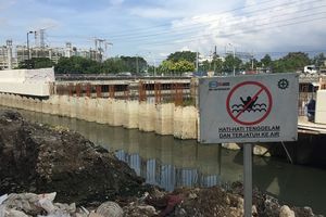 <p>Pembangunan Stasiun Pompa Ancol-Sentiong, di hilir Kali Sentiong, Jakarta Utara, dikerjakan oleh PT Wijaya Karya (Persero) Tbk – PT Jaya Konstruksi KSO dengan kontrak selama 2020-2022. Foto: Laila Ramdhini / TrenAsia</p>

