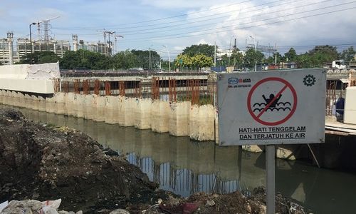 <p>Pembangunan Stasiun Pompa Ancol-Sentiong, di hilir Kali Sentiong, Jakarta Utara, dikerjakan oleh PT Wijaya Karya (Persero) Tbk – PT Jaya Konstruksi KSO dengan kontrak selama 2020-2022. Foto: Laila Ramdhini / TrenAsia</p>
