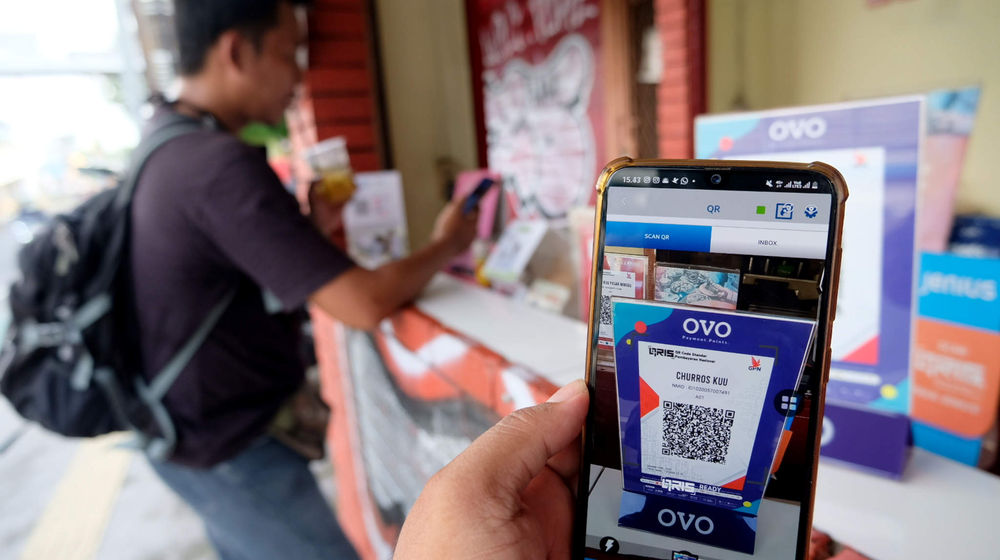 <p>Warga memindai kode batang atau QR Code saat bertransaksi digital di gerai makanan dan minuman ringan siap saji di kawasan Pasar Minggu, Jakarta, Selasa, 18 Mei 2021. Foto: Ismail Pohan/TrenAsia</p>